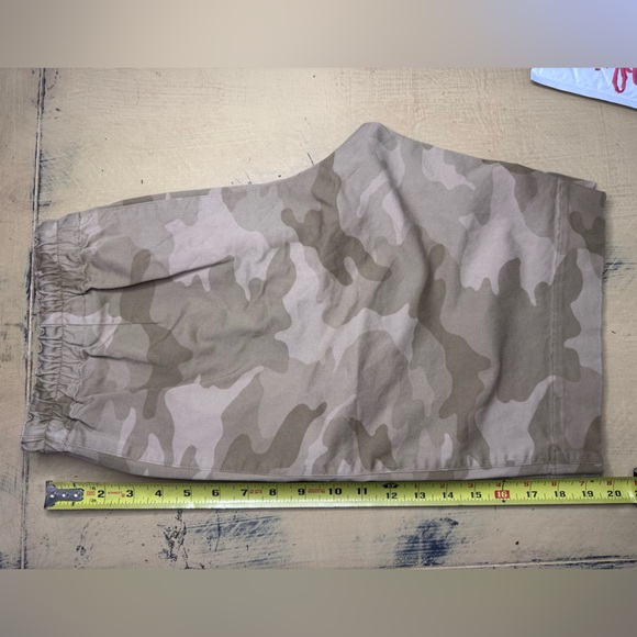 Moncler Pantalone Bermuda Camouflage Shorts - Picture 14 of 14